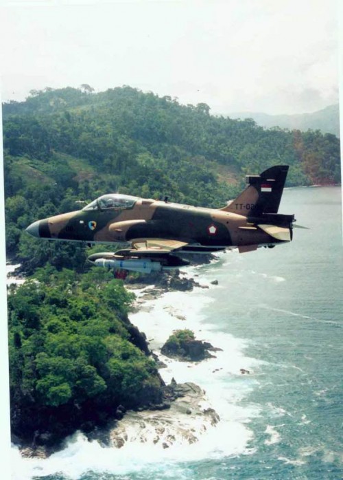 Hawk 200 TNI AU tampak membawa 2 unit Maverick