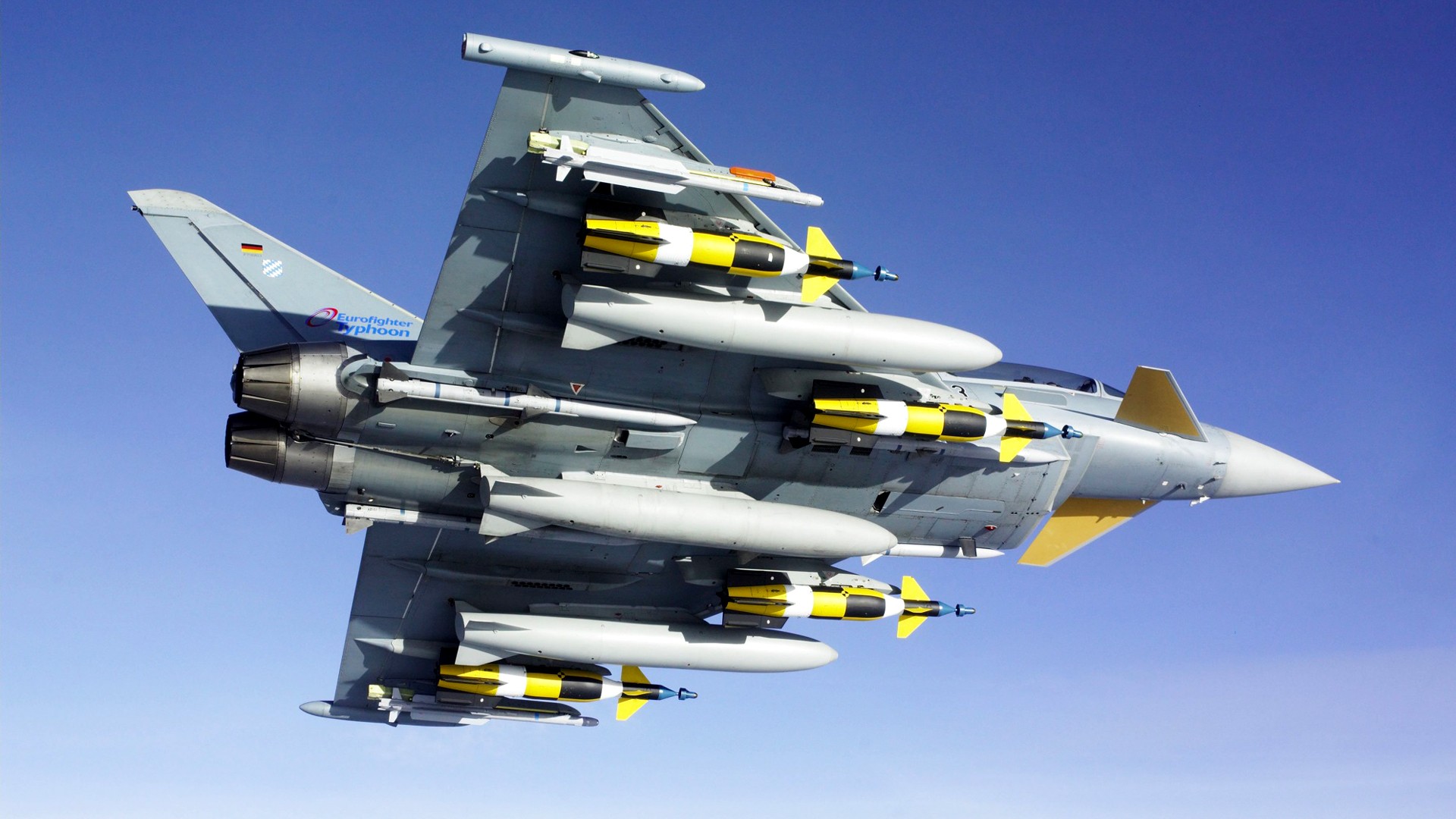 Eurofighter Typhoon dengan bekal senjata lengkap.