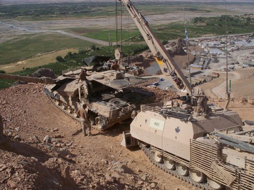 ARV Buffalo AD Kanada mengganti powerpack Leopard 2A6 di medan operasi Afghanistan.