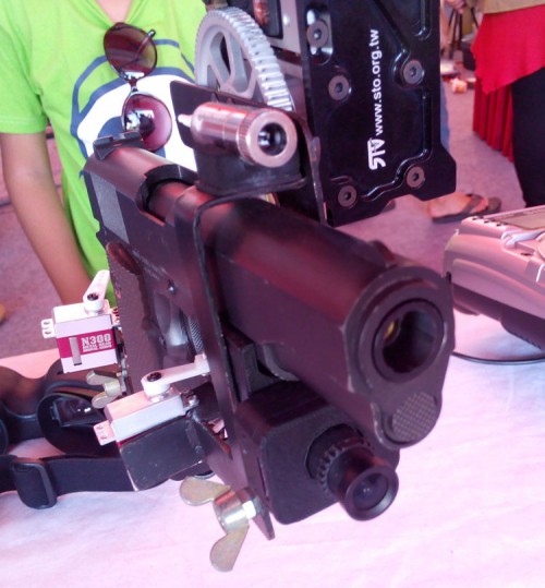 Pistol dibekali sinar infra red dan lensa kamera.