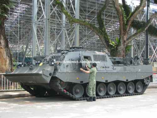 ARV 3 Buffalo AD Singapura beraksi di Marina Bay.
