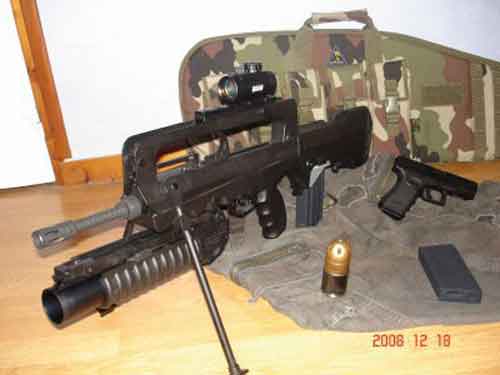 FAMAS juga bisa dipasangi pelontar granat M203.