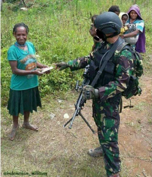 Prajurit Kopassus di Papua pun menggunakan Minimi.