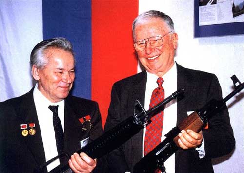 Dua perancang senjata bertemu, Mikhail Kalashnikov, perancang AK-47 (memegang M16) dan  Eugone Stoner, perancang M16 (memegang AK-47).