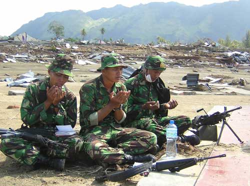 Pasca Tsunami di Aceh, terlihat pasukan TNI dengan Minimi-nya (paling kanan).
