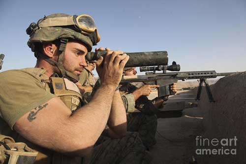 Spotter dari US Marine menggunakan teropong lensa obyektif tunggal di Afghanistan. 