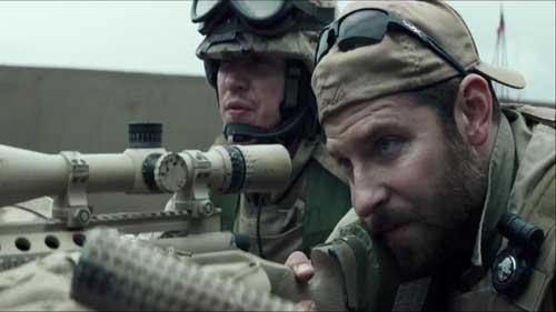 Bradley Cooper dalam film "American Sniper," nampak beraksi dengan spotter.