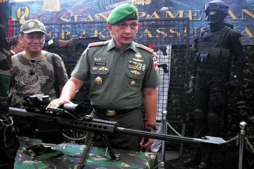 Brigjen TNI Sabrar Fadhilah menjelaskan tentang senapan sniper tipe SPR Barrett M82A1 dalam Pameran Alutsista TNI pada Sabtu (21/2) di Jogja City Mall (JCM). (foto: satuharapan.com)