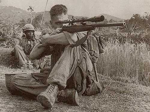 Aksi Lance Corporal Dalton Gunderson dari 3rd Marine Division dengan Winchester M-70 dalam Perang Vietnam..