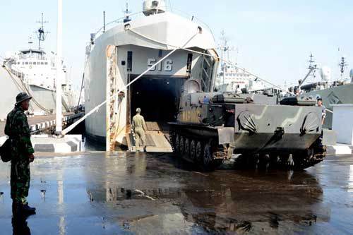 Pansam BTR-50 melaksanakan embarkasi ke tank deck LST.