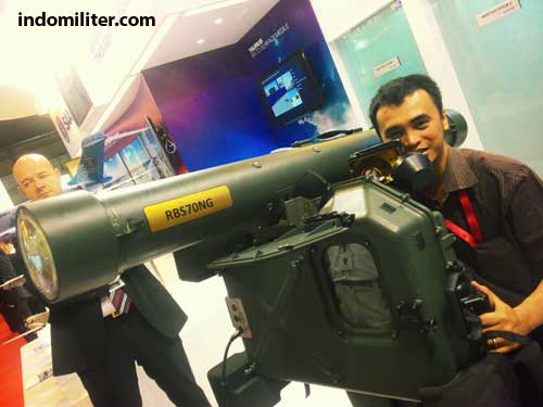 Penulis dengan simulator RBS-70 NG
