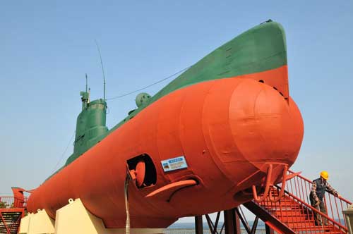 Kapal selam mini korea Utara dijadikan monumen oleh Korea Selatan.