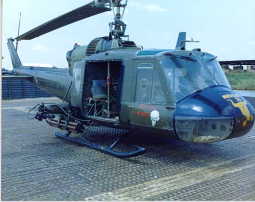 UH-1B Huey Gunship yang digunakan dalam Perang Vietnam.