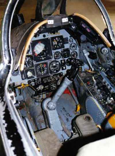 Tampilan dahboard kokpit A-4 E Skyhawk.