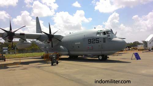 C-130J Super Hercules AU AS, saat dipamerkan dalam Singapore Airshow 2016.