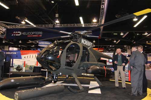 MD530G memeng helikopter yang tak hanya ringan, tapi juga mini, sebagai perbandingan adalah postur orang yang berdiri disampingnya. 