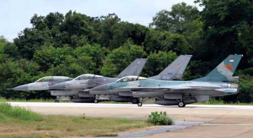 F-16 TNI AU bersanding dengan F-16 RTAF dalam ajang latihan Elang Thainesia 2015.