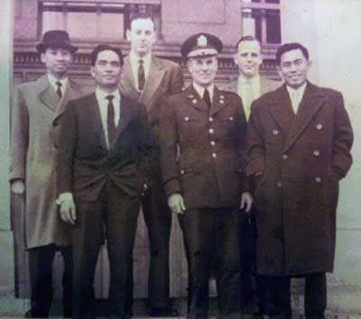 Menteri/Pangad Jen. A.Yani (paling kanan) dan Kol. DI Pandjaitan (no.2 dari kiri). Dalam misi pembelian senjata di Jerman DI Kantor DepHan Jerman Barat. Bonn, 1961. (sumber: http://dipandjaitan.blogspot.co.id)
